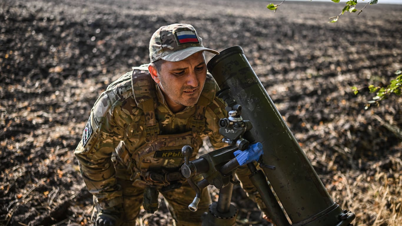 Ein russischer Soldat an einem Mörser: Die Armee des Kreml plagen einige Probleme.