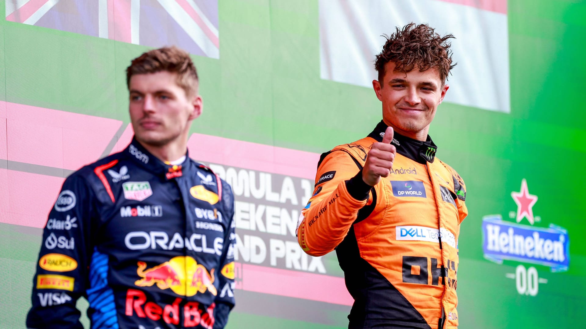 Lando Norris (rechts) neben Max Verstappen: Holt er sich doch noch die WM-Krone des Niederländers?