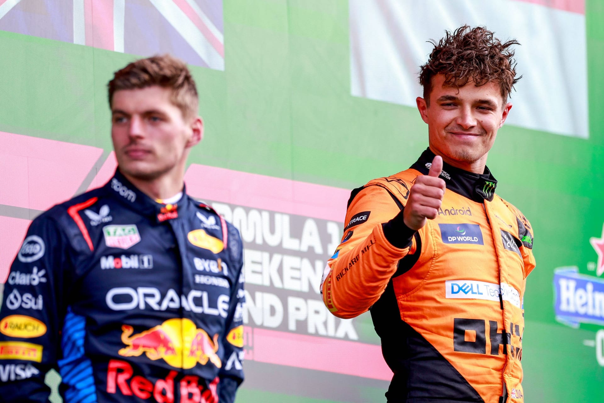 Lando Norris (rechts) neben Max Verstappen: Holt er sich doch noch die WM-Krone des Niederländers?