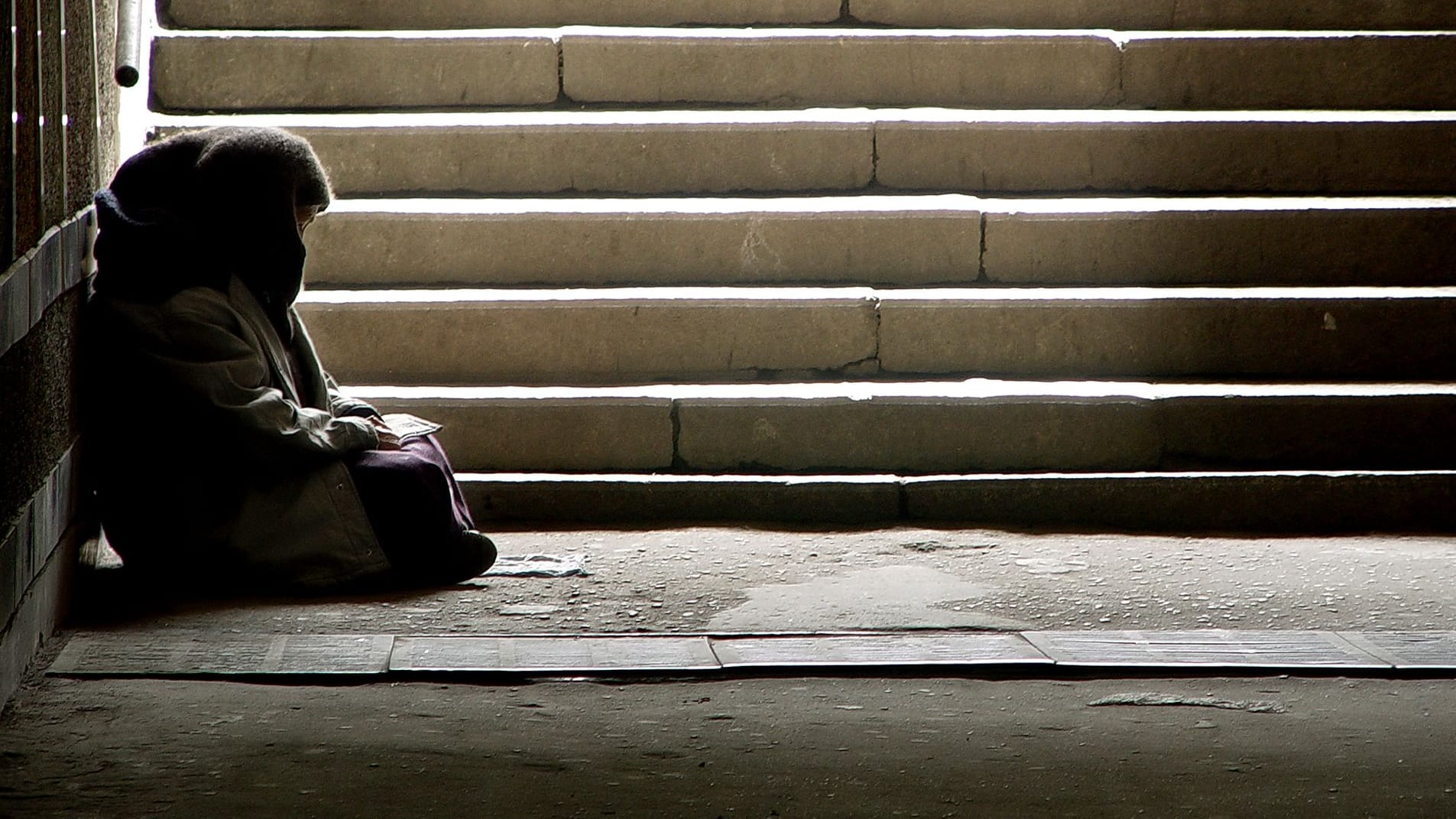 Eine obdachlose Person (Symbolbild): Die Situation der Obdachlosigkeit wird in Berlin nach Einschätzung von Experten schlimmer.