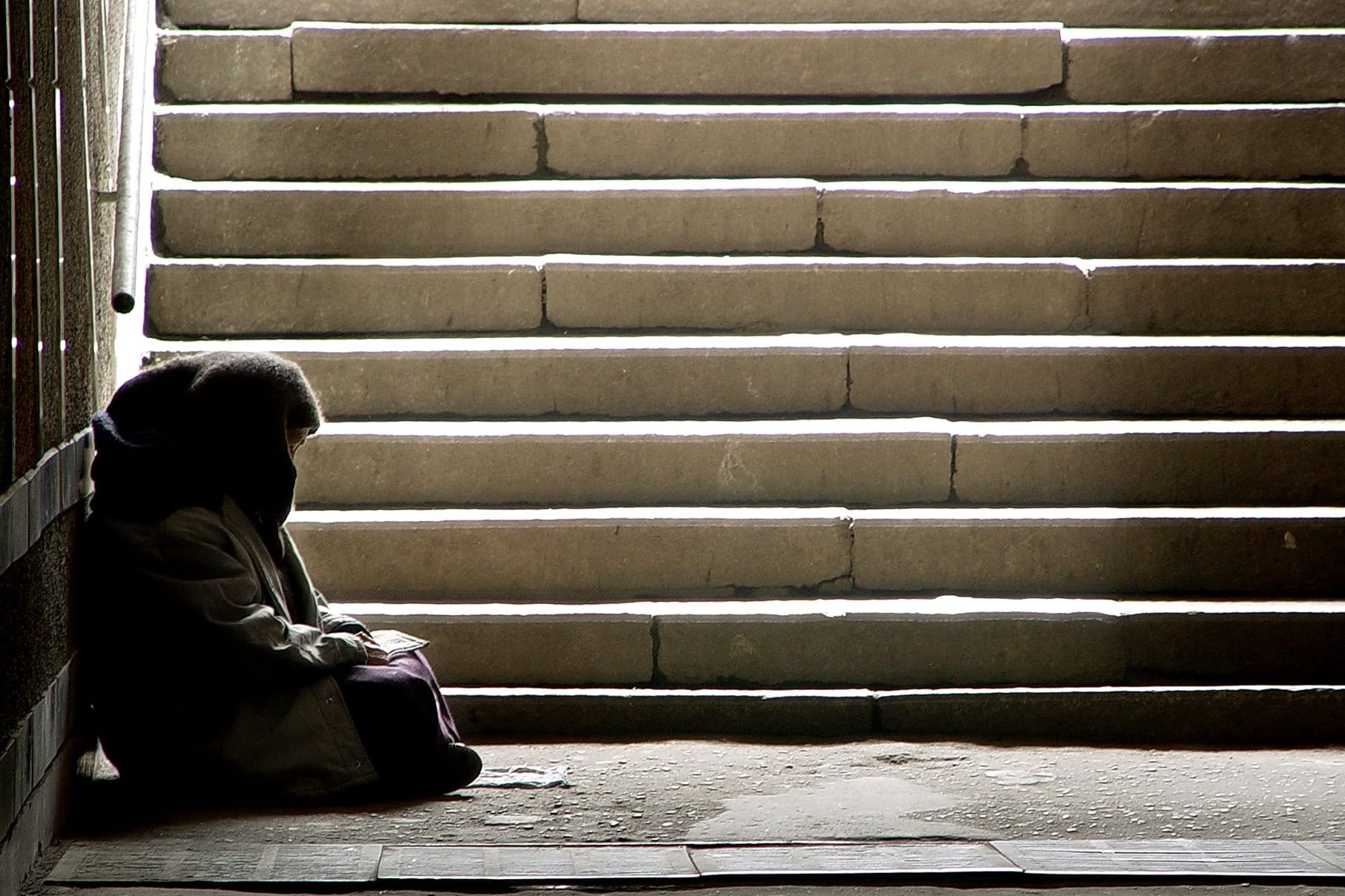 Eine obdachlose Person (Symbolbild): Die Situation der Obdachlosigkeit wird in Berlin nach Einschätzung von Experten schlimmer.