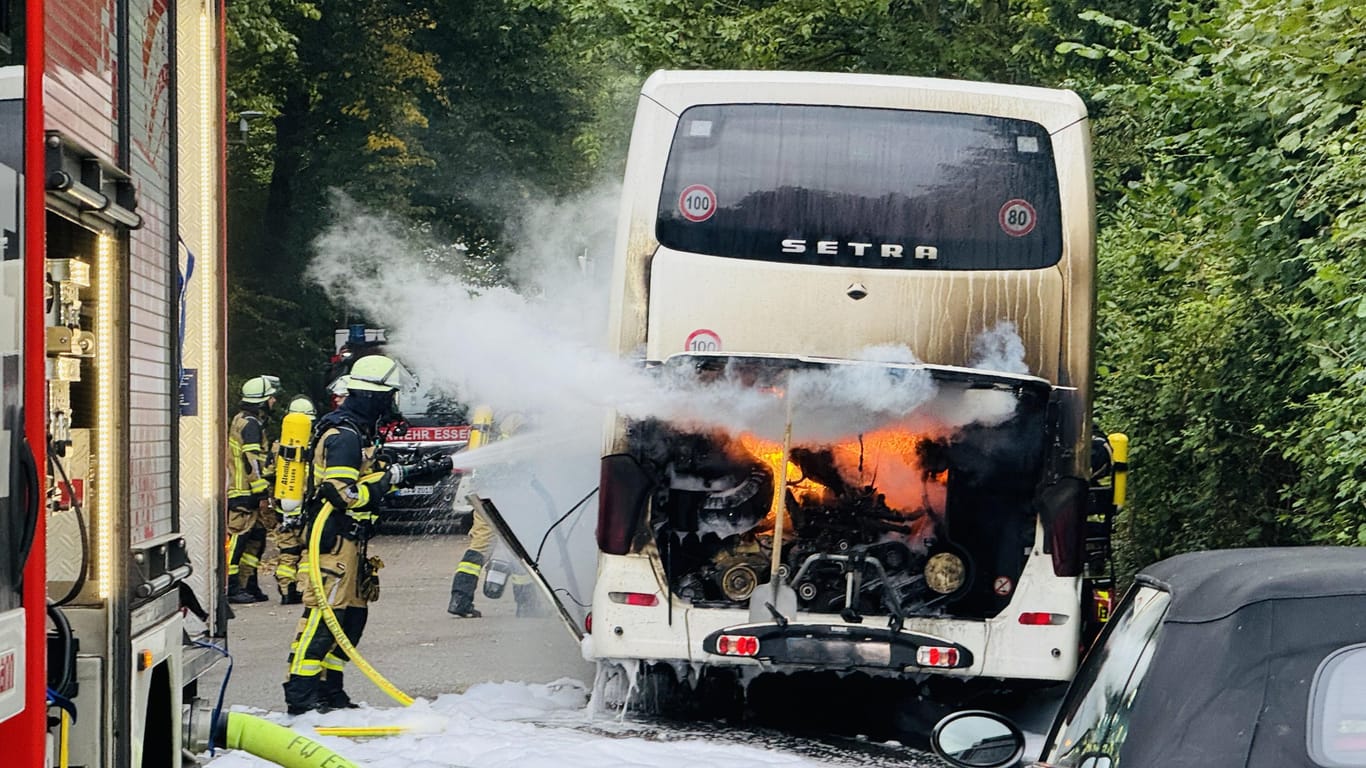 Dramatische Szenen in Essen-Huttrop: Am Sonntagmorgen musste die Feuerwehr hier einen brennenden Reisebus löschen.