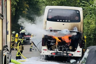 Dramatische Szenen in Essen-Huttrop: Am Sonntagmorgen musste die Feuerwehr hier einen brennenden Reisebus löschen.