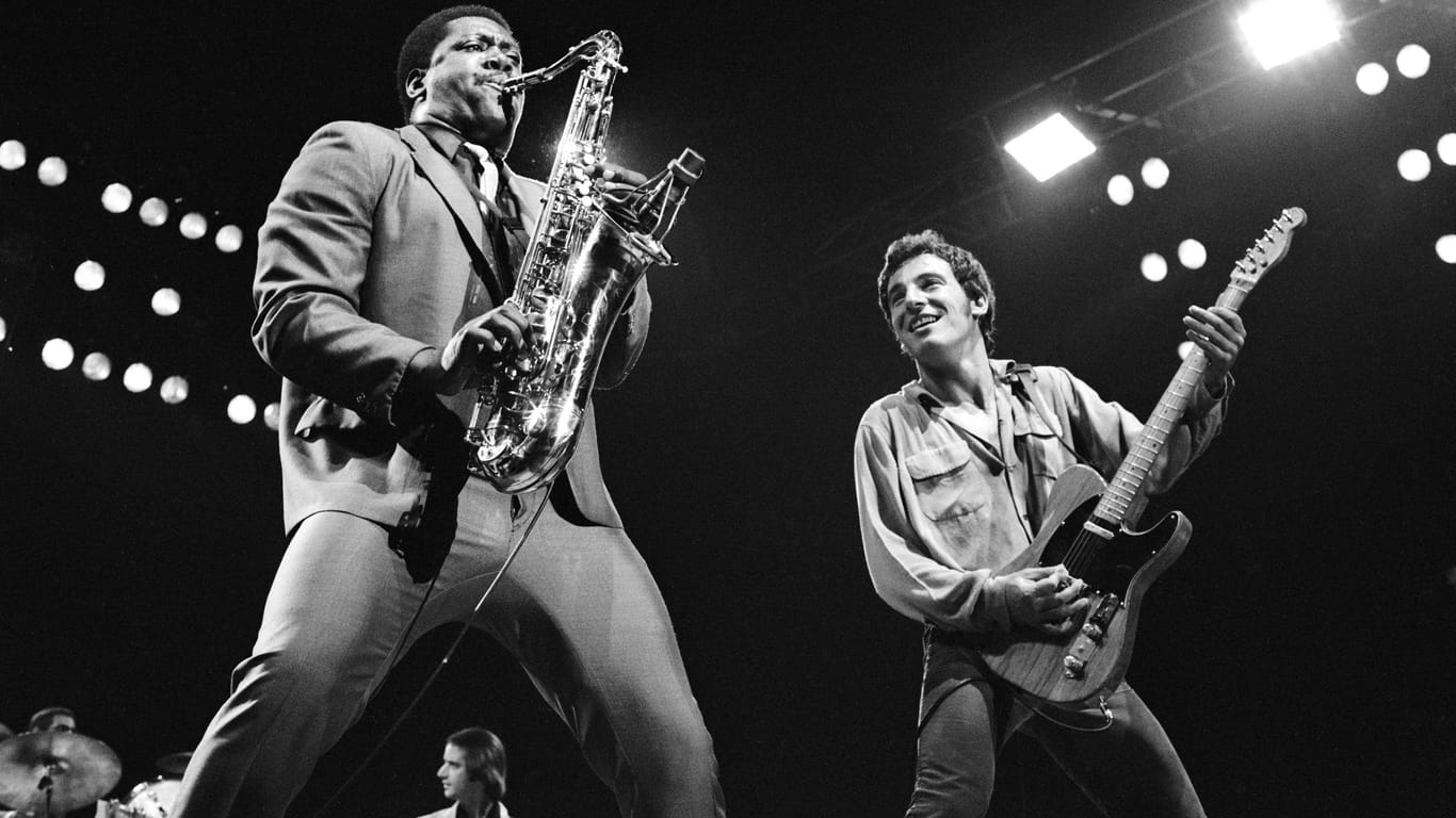 Saxofonist Clarence Clemons (l.) und Bruce Springsteen während eines Konzerts der "The River"-Tour im August 1981.