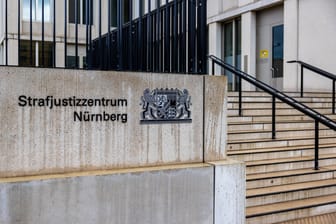 Schriftzug des neuen Strafjustizzentrums in Nürnberg: Die Frau muss ihrem Opfer zudem ein Schmerzensgeld bezahlen.