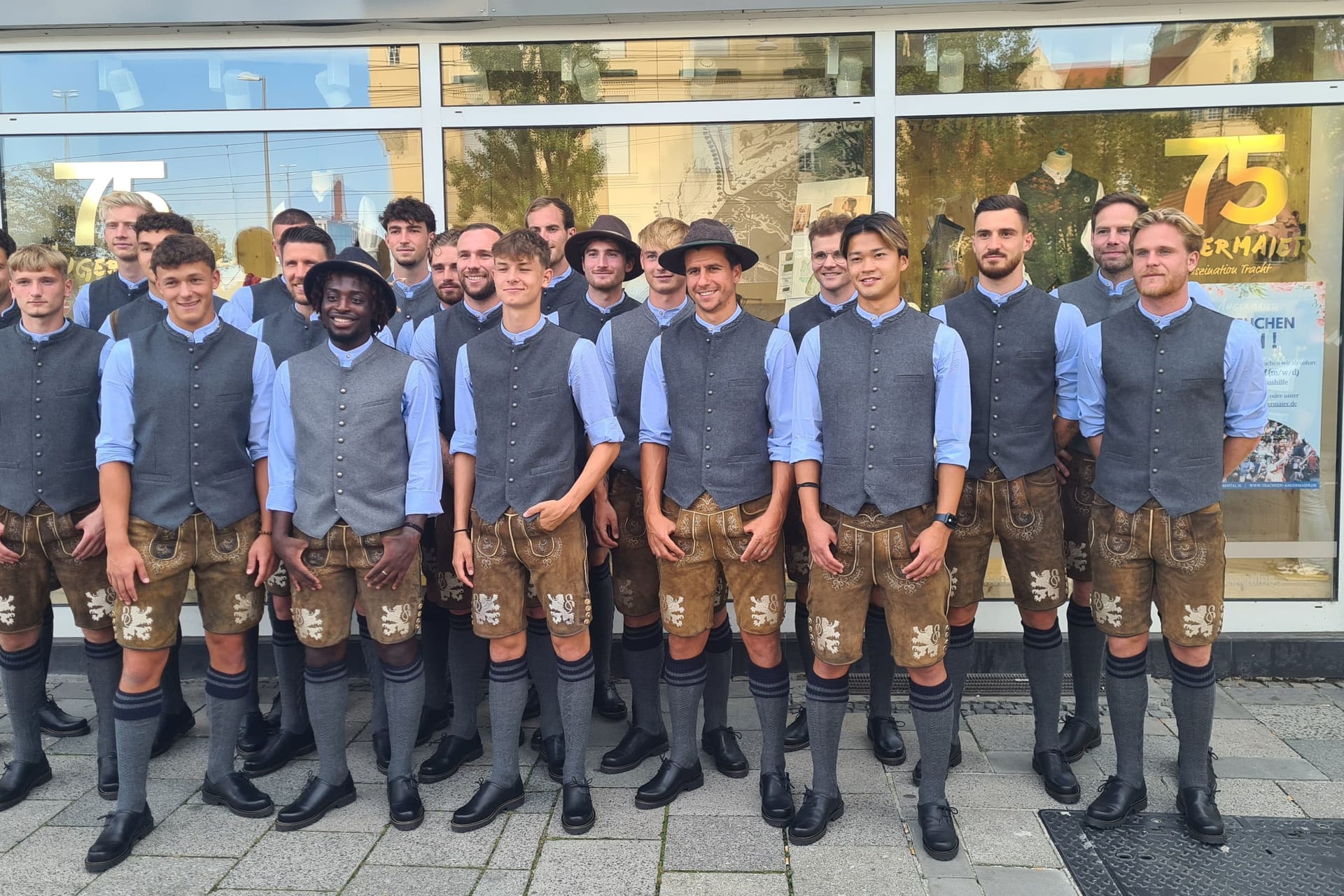 Präsentieren ihre Lederhosen: Die Neu-"Löwen" inklusive Cheftrainer Argirios Giannikis (ganz links) und Sport-Geschäftsführer Christian Werner (hinten rechts).