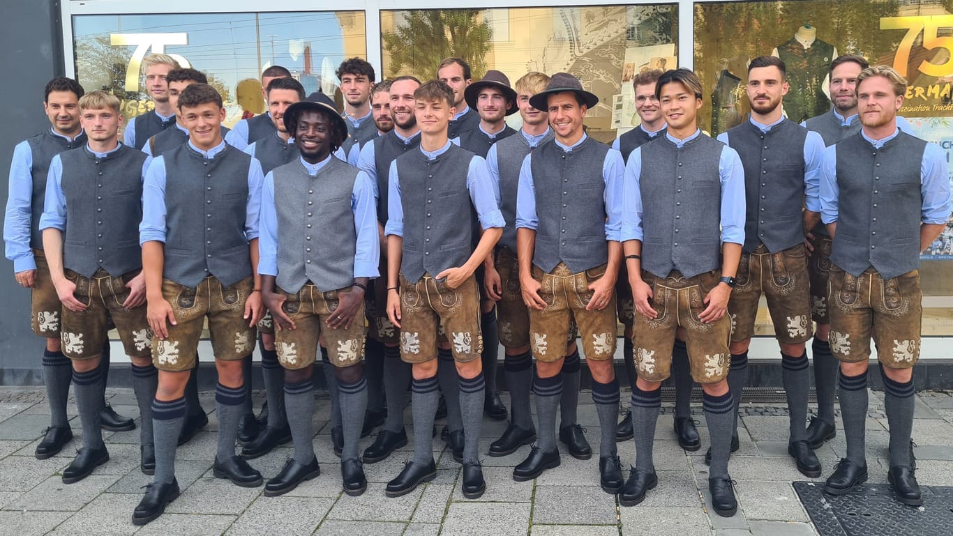 Präsentieren ihre Lederhosen: Die Neu-"Löwen" inklusive Cheftrainer Argirios Giannikis (ganz links) und Sport-Geschäftsführer Christian Werner (hinten rechts).