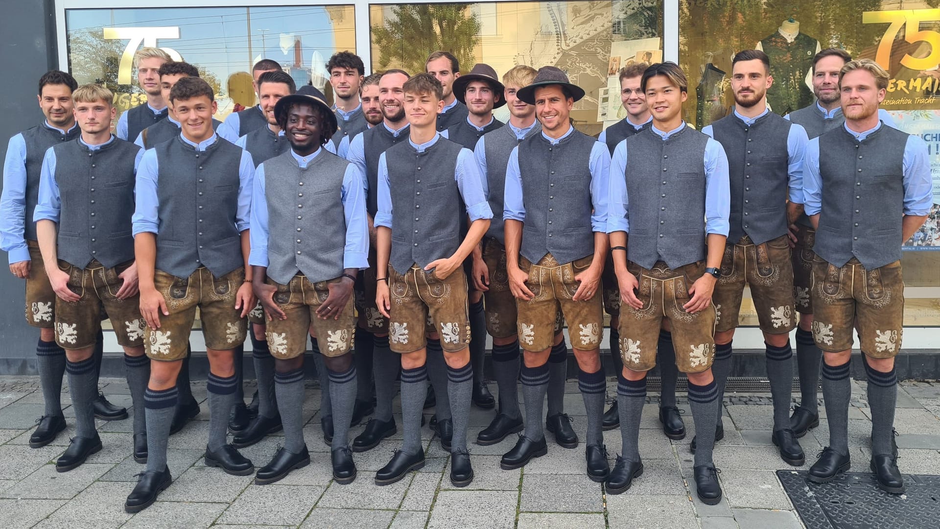 Präsentieren ihre Lederhosen: Die Neu-"Löwen" inklusive Cheftrainer Argirios Giannikis (ganz links) und Sport-Geschäftsführer Christian Werner (hinten rechts).