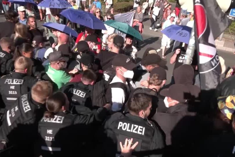 Anti-AfD-Demo im hessischen Hofheim: Die Polizei greift ein.