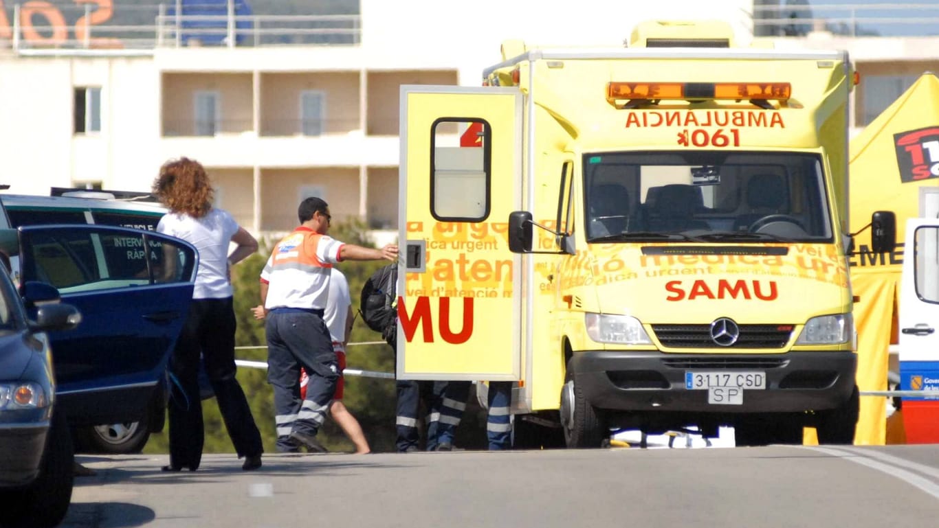 Krankenwagen auf Mallorca (Symbolbild): Der Urlauber soll betrunken gewesen sein.