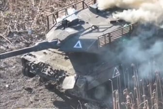 Aufnahme einer russischen Drohne: Dieser Leopard 2 soll bei der jüngsten ukrainischen Offensive in der russischen Region Kursk verloren gegangen sein.