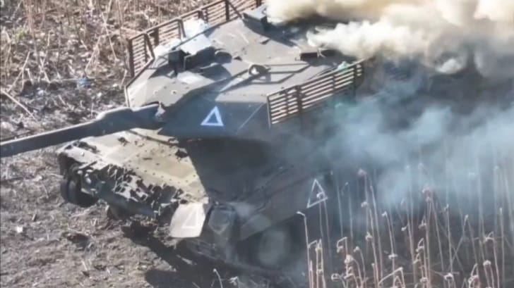 Aufnahme einer russischen Drohne: Dieser Leopard 2 soll bei der jüngsten ukrainischen Offensive in der russischen Region Kursk verloren gegangen sein.