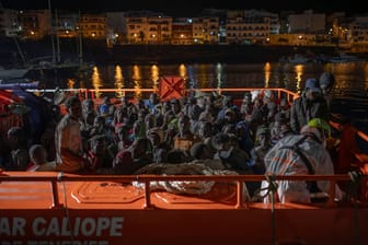 Mehr als 300 Migranten erreichen Hafen auf El Hierro