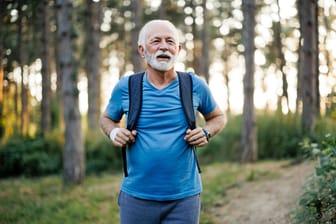 Rucking: Das zusätzliche Gewicht auf dem Rücken hilft, die Ausdauer zu steigern.