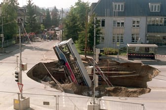 Bus stürzt in München-Trudering in Krater