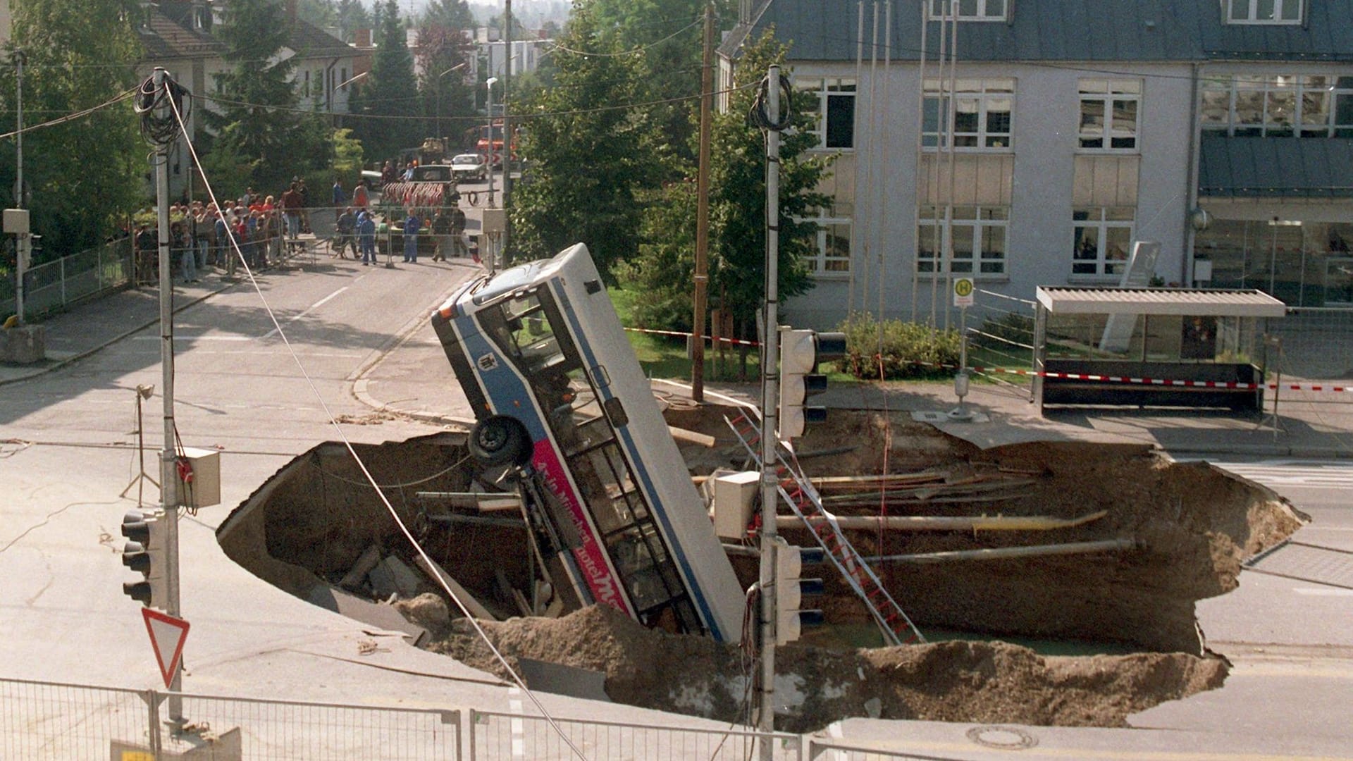 Bus stürzt in München-Trudering in Krater