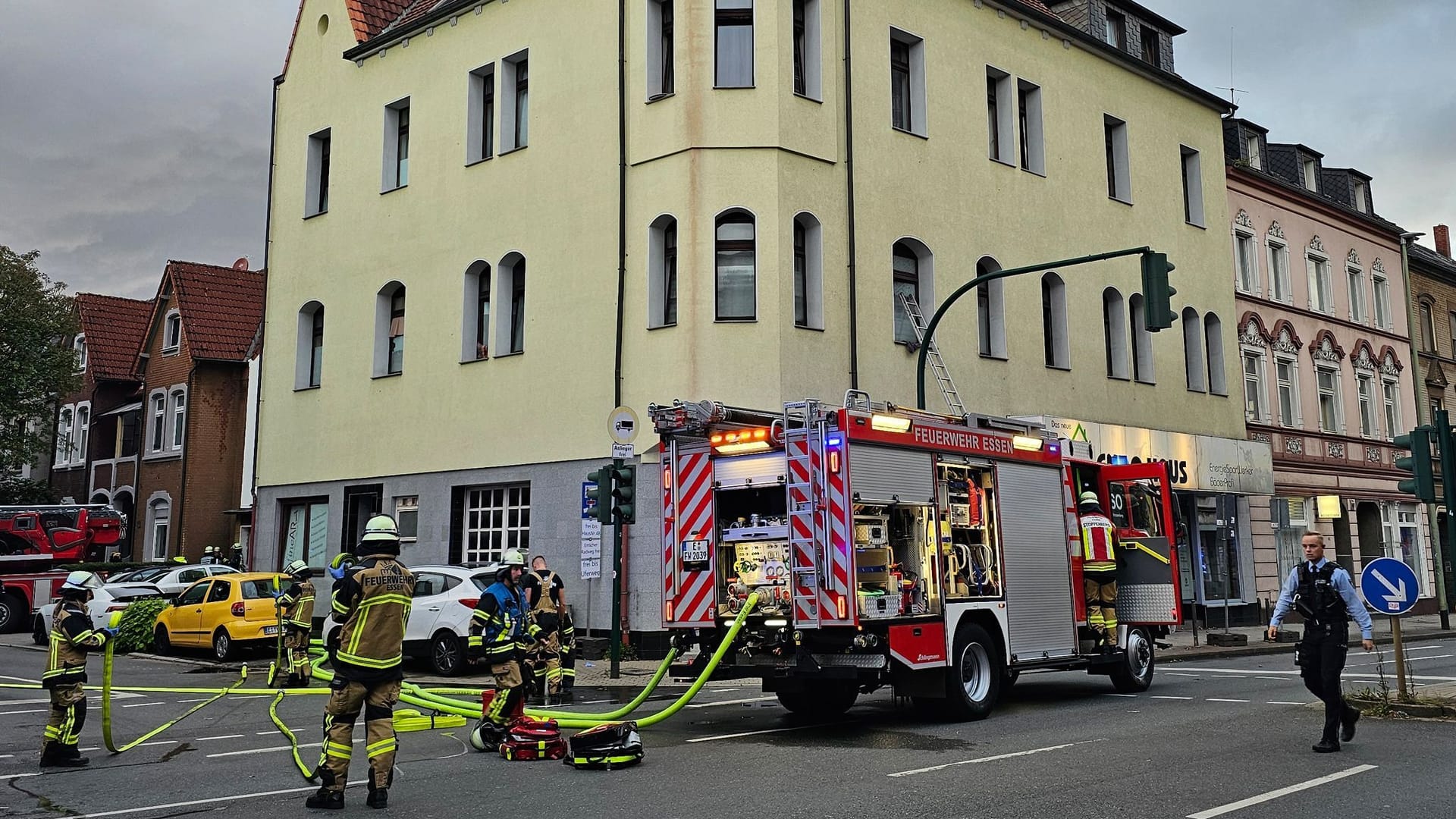 Die Feuerwehr ist bei einem Brand in Essen im Einsatz. In Essen sind bei mehreren Feuern mehrere Menschen verletzt worden.