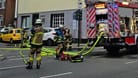 Die Feuerwehr ist bei einem Brand in Essen im Einsatz. In Essen sind bei mehreren Feuern mehrere Menschen verletzt worden.