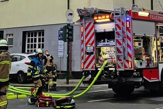 Die Feuerwehr ist bei einem Brand in Essen im Einsatz. In Essen sind bei mehreren Feuern mehrere Menschen verletzt worden.