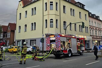 Die Feuerwehr ist bei einem Brand in Essen im Einsatz. In Essen sind bei mehreren Feuern mehrere Menschen verletzt worden.