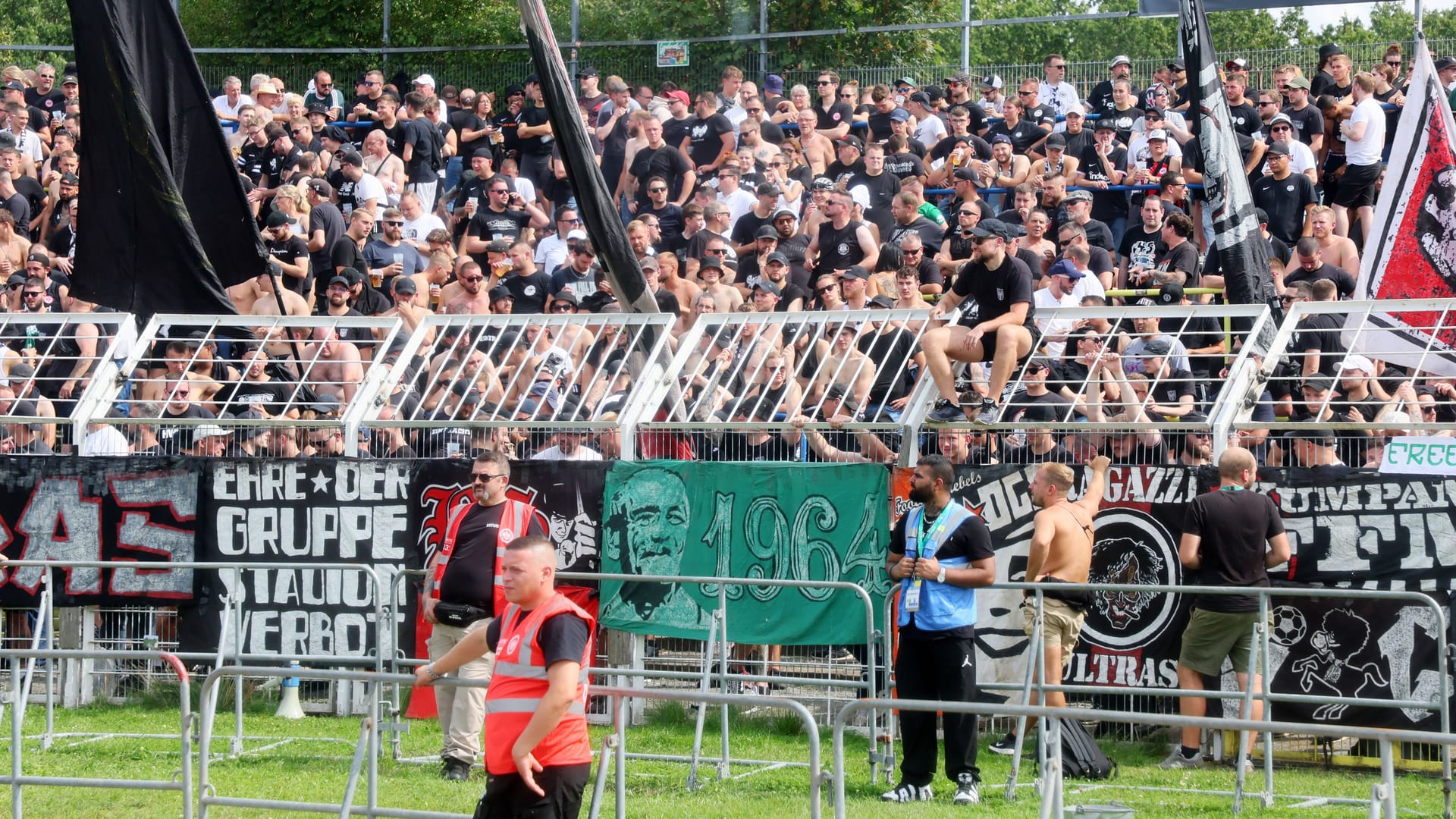 Frankfurter Fans beim Spiel gegen Lok Leipzig (Archivbild): Die Eintracht setzte sich am Ende mit 7:0 durch.