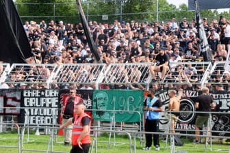 Frankfurter Fans beim Spiel gegen Lok Leipzig (Archivbild): Die Eintracht setzte sich am Ende mit 7:0 durch.