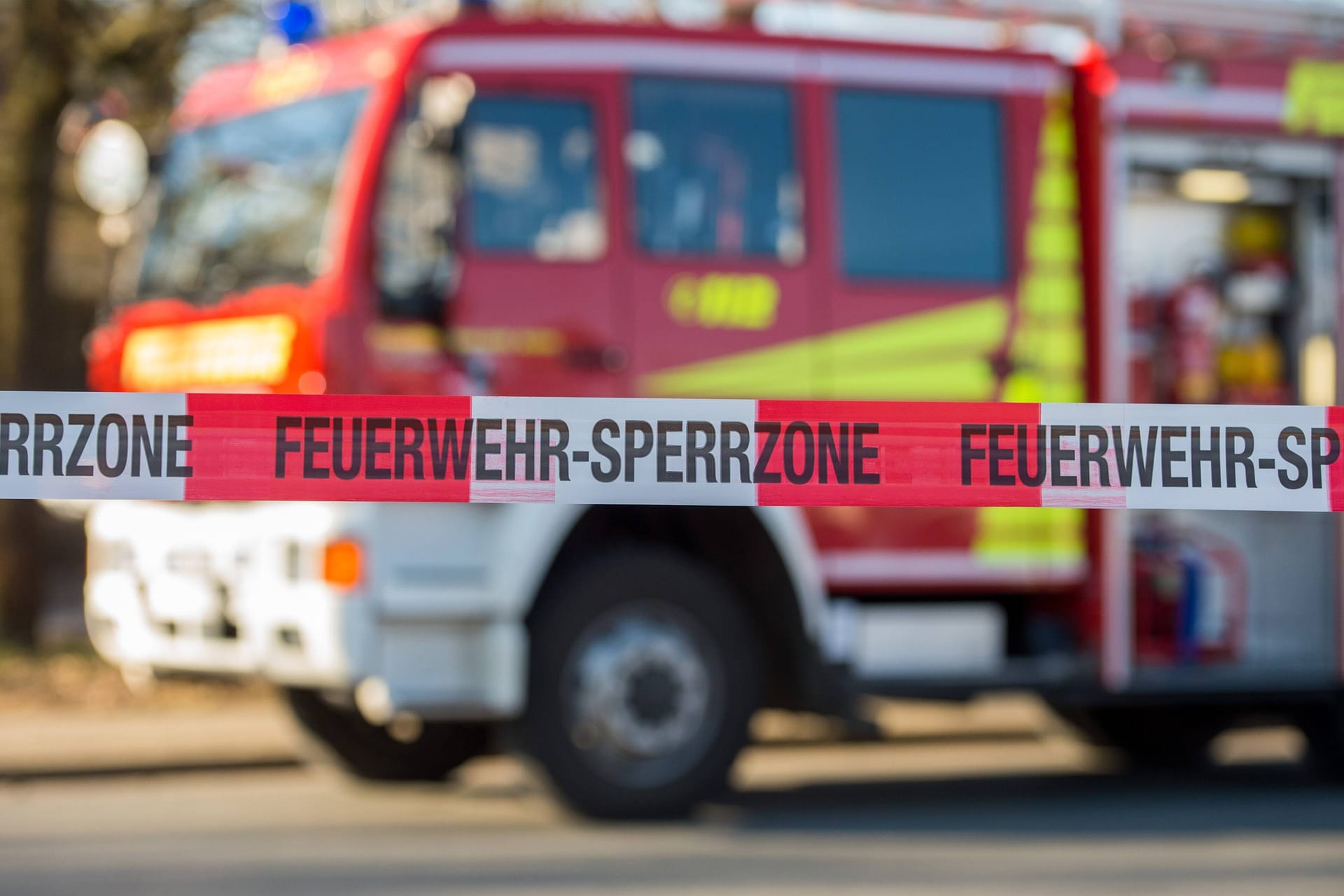 Flatterband mit der Aufschrift Feuerwehr-Sperrzone (Symbolbild): In Isernhagen bei Hannover hat eine Wohnung gebrannt.