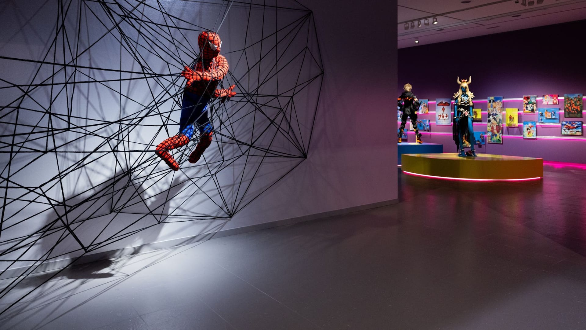 Düsseldorf: Eine Spiderman Figur ist in der Ausstellung "Superheroes" im NRW-Forum zu sehen.