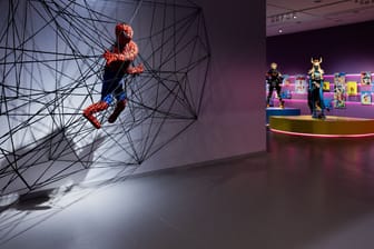 Düsseldorf: Eine Spiderman Figur ist in der Ausstellung "Superheroes" im NRW-Forum zu sehen.