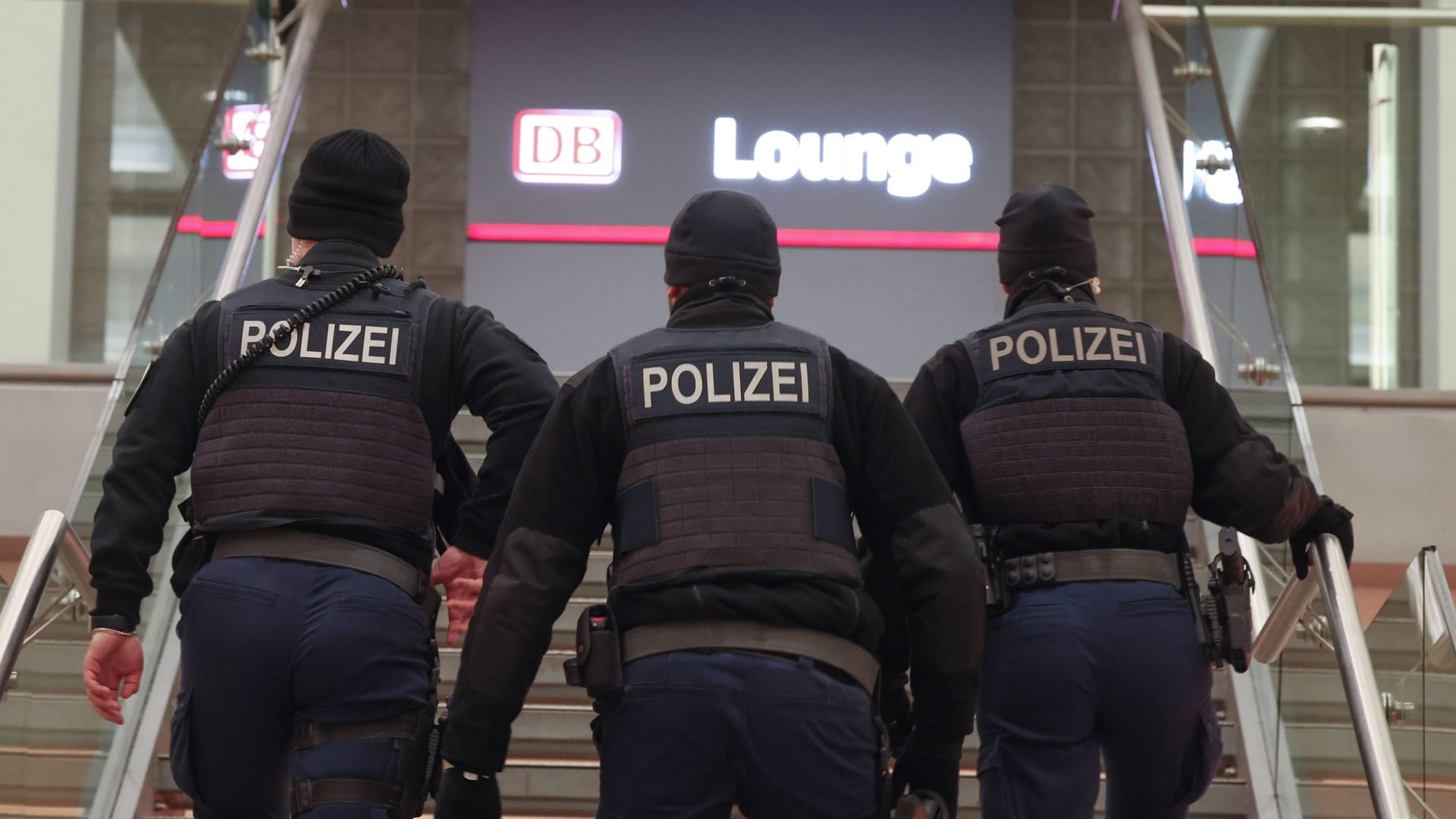 Bundespolizisten am Hauptbahnhof Hannover (Symbolfoto): Straftaten wie Diebstahl und Gewaltdelikte wie gefährliche Körperverletzung oder Raub nehmen zu.