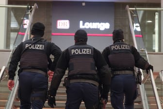 Bundespolizisten am Hauptbahnhof Hannover (Symbolfoto): Straftaten wie Diebstahl und Gewaltdelikte wie gefährliche Körperverletzung oder Raub nehmen zu.