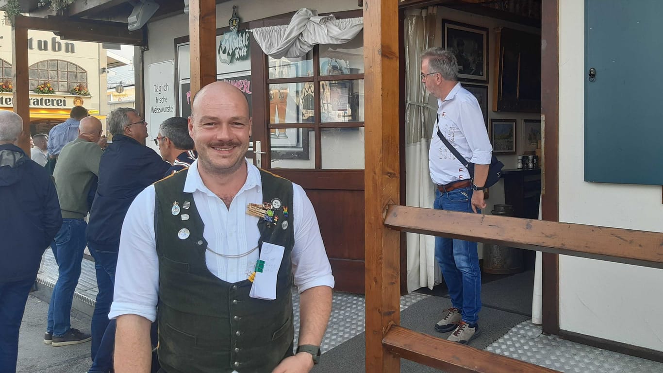 Kellner Stefan Feichtner vor dem Festzelt Glöckle Wirt: Er schalte beim Bedienen den Kopf aus und konzentriere sich auf die Arbeit, sagte er.