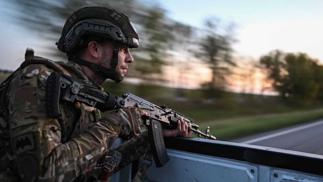 Ein russischer Soldat in der Region Kursk: Trotz Truppenverlegungen konnte Russland die ukrainische Armee in der Region bislang nicht zurückschlagen.