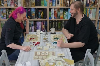 Gosia (l.) und Björn (r.) betreiben das erste Spiele-Café in Essen: Beide sind selbst große Brettspielfans.