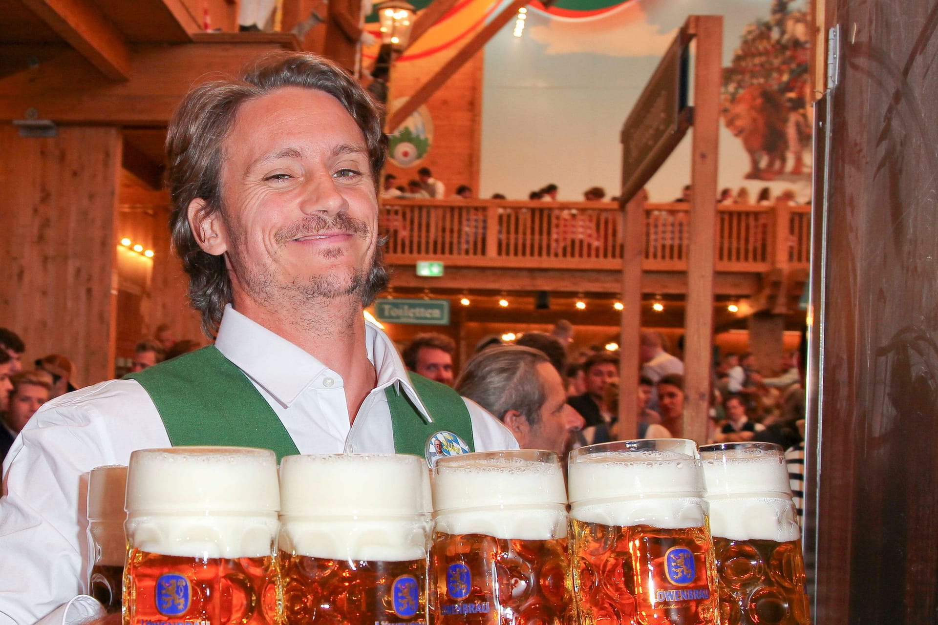 Wiesn-Bedienung im Schottenhamel Festzelt (Archivbild): Bis zu 14 volle Maßkrüge können sie tragen, das sind 32,2 Kilogramm.