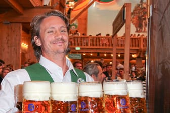 Wiesn-Bedienung im Schottenhamel Festzelt (Archivbild): Bis zu 14 volle Maßkrüge können sie tragen, das sind 32,2 Kilogramm.