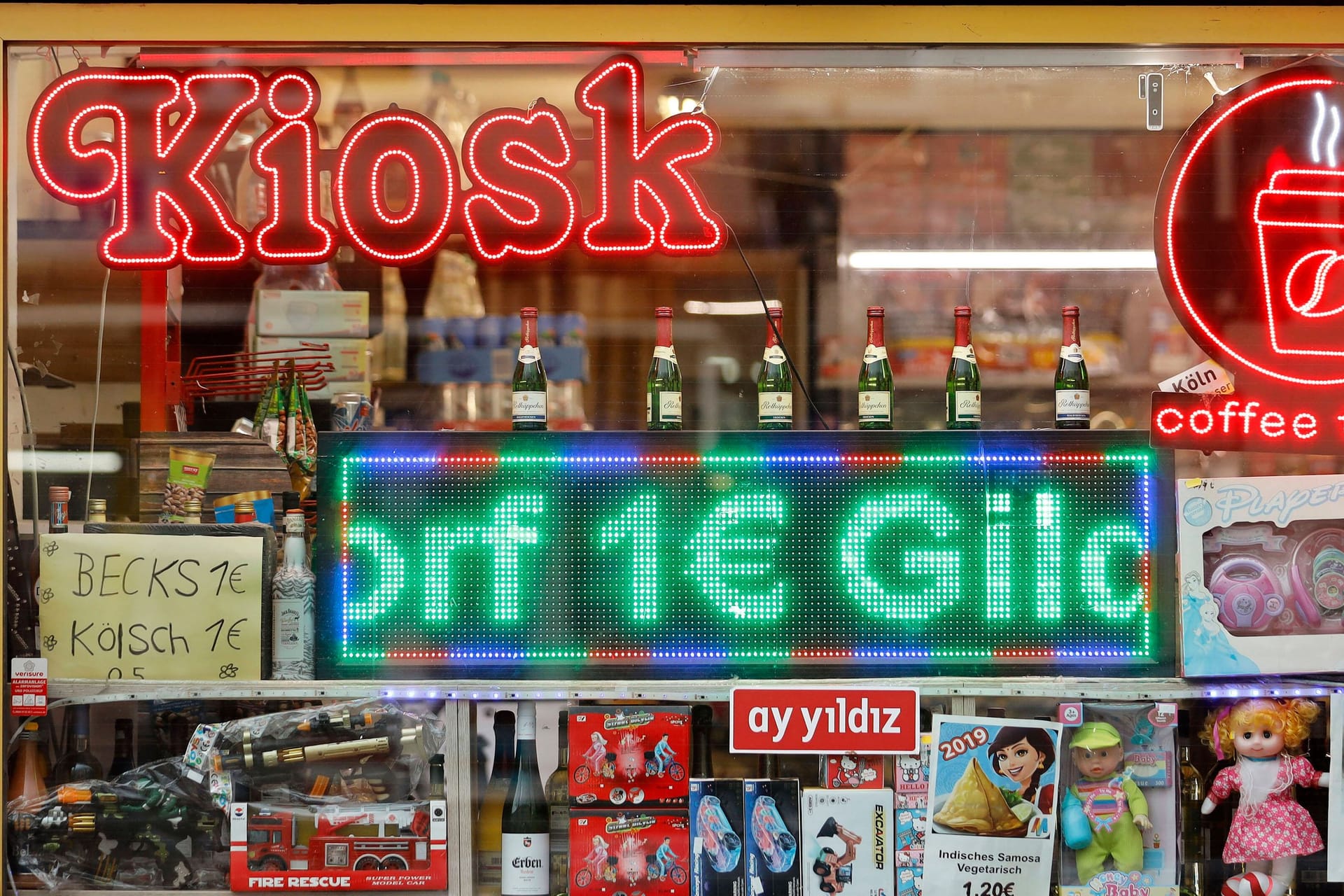 Schaufenster an einem Kiosk (Symbolbild): Das Bremer Ordnungsamt spricht von "Verstößen ohne Ende".