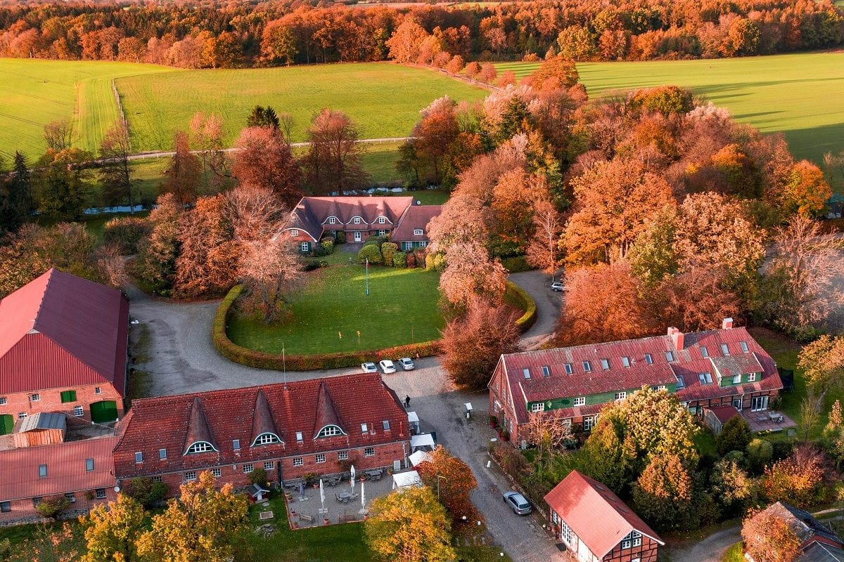 Herbstmarkt auf Gut Basthorst (Archivbild): Kunsthandwerk und herbstliche Deko locken Besucher zu dem Event Anfang Oktober.