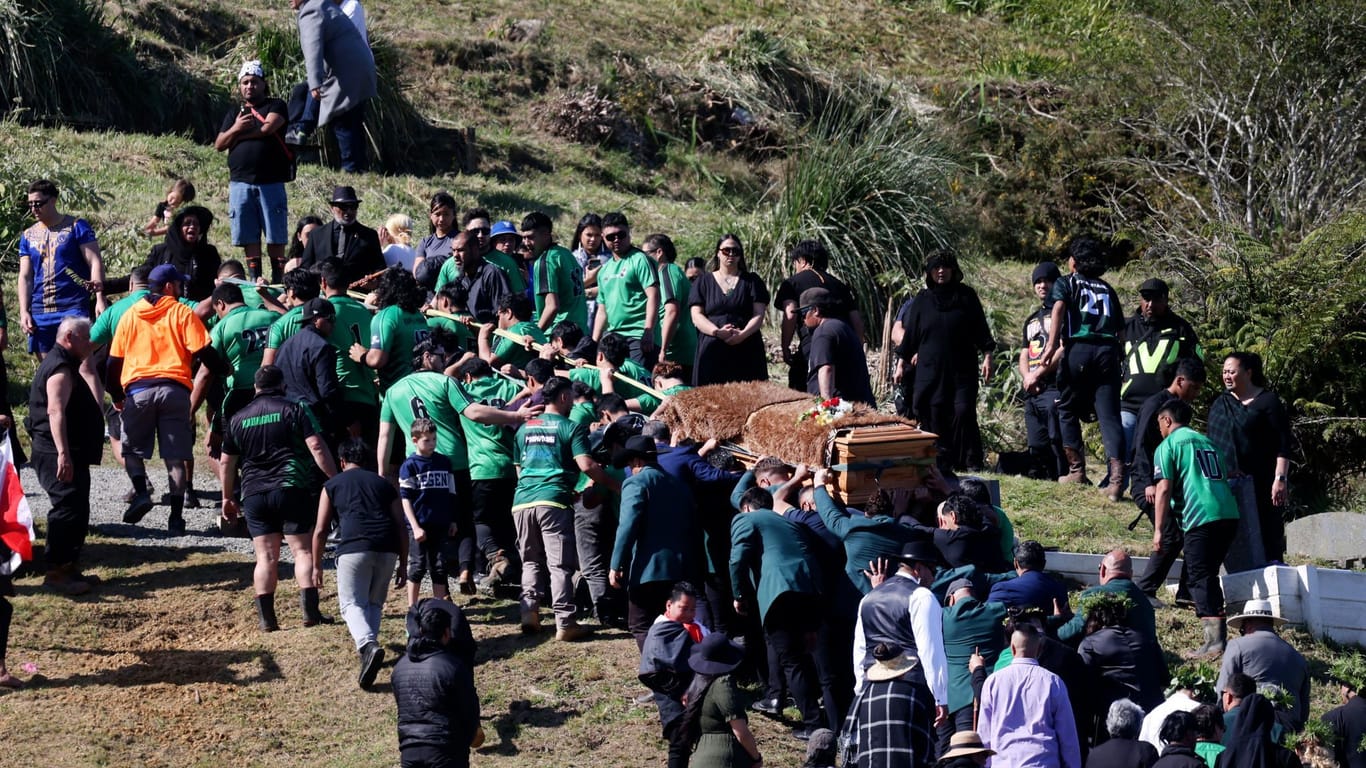 Der Sarg mit dem Leichnam des neuseeländischen Maori-Königs Kiingi Tuheitia Pootatau Te Wherowhero VII wird zur Beisetzung auf den Taupiri-Berg getragen.