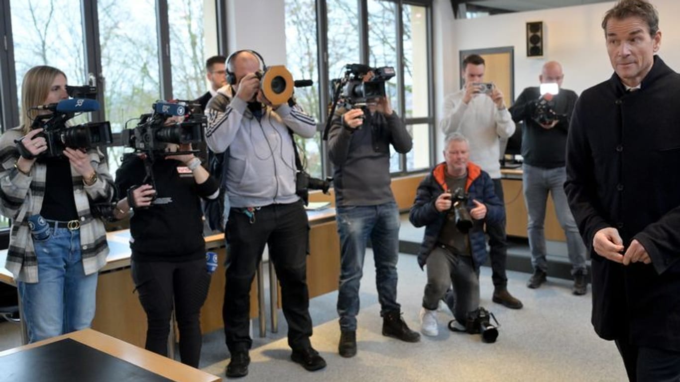 Jens Lehmann vor dem Amtsgericht Starnberg: Er soll auch eine junge Birke auf dem Grundstück seines Nachbarn gefällt haben (Archivbild).