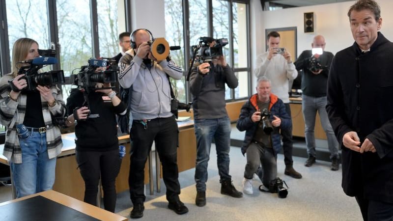 Jens Lehmann vor dem Amtsgericht Starnberg: Er soll auch eine junge Birke auf dem Grundstück seines Nachbarn gefällt haben (Archivbild).