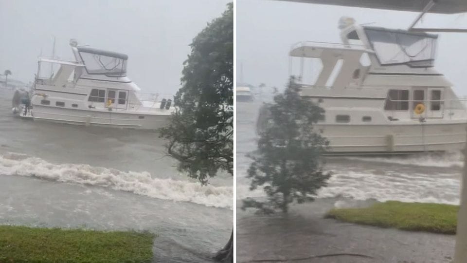 Eine Yacht wurde von den Fluten in eine Garageneinfahrt gespült.