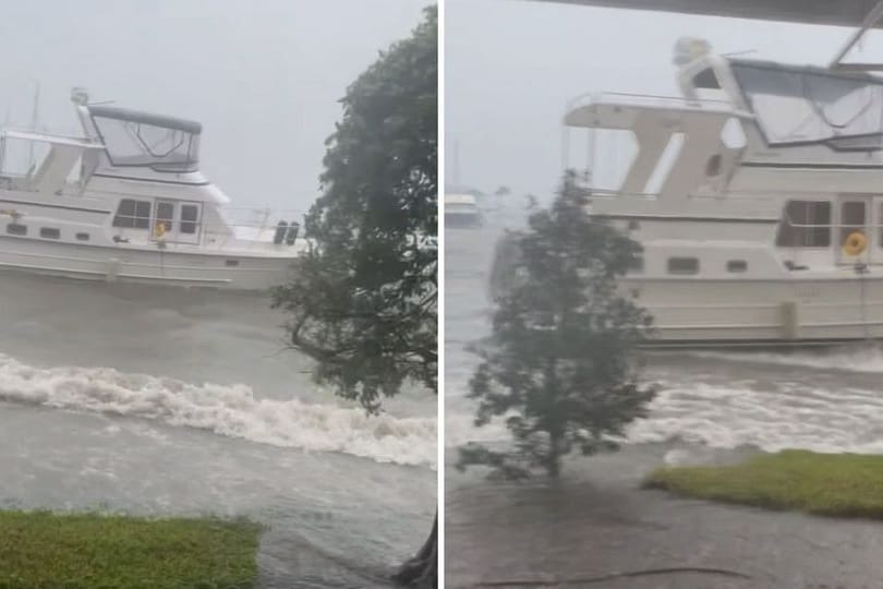 Eine Yacht wurde von den Fluten in eine Garageneinfahrt gespült.