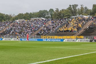 Die Zuschauer beim Spiel Schalke 04 gegen NAC Breda: Im Anschluss an die Partie gingen Hunderte Fans aufeinander los.