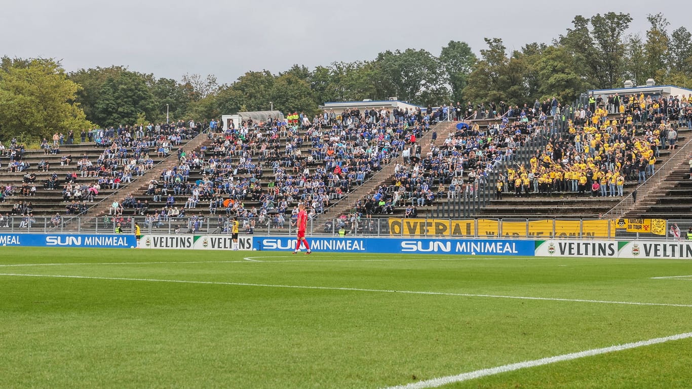 Die Zuschauer beim Spiel Schalke 04 gegen NAC Breda: Im Anschluss an die Partie gingen Hunderte Fans aufeinander los.