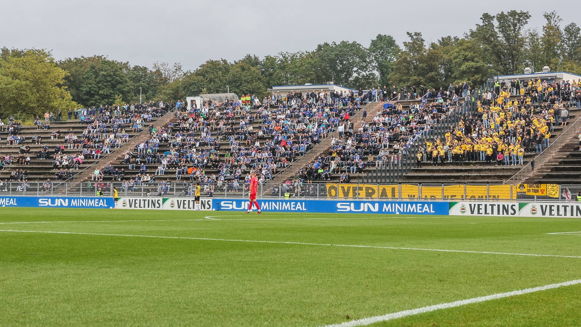 Die Zuschauer beim Spiel Schalke 04 gegen NAC Breda: Im Anschluss an die Partie gingen Hunderte Fans aufeinander los.