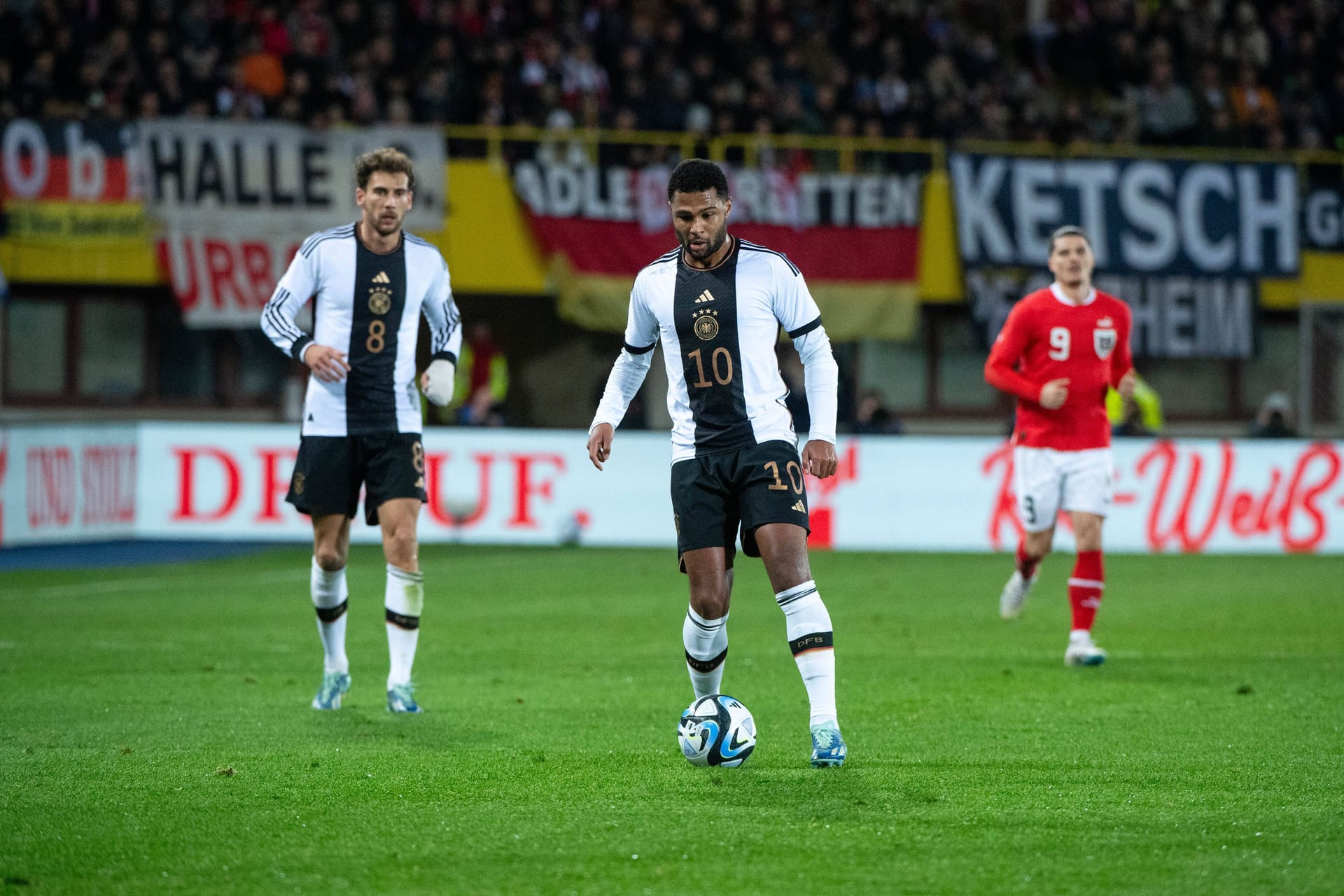 Leon Goretzka (l.) und Serge Gnabry (M.) absolvierten ihr letztes Länderspiel im vergangenen Jahr.