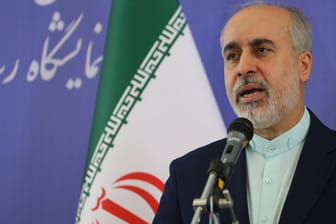 Der iranische Außenminister Nasser Kanani während einer Pressekonferenz (Archivbild): Neben Deutschland stehen auch Frankreich, Großbritannien und die USA im Visier des Iran.