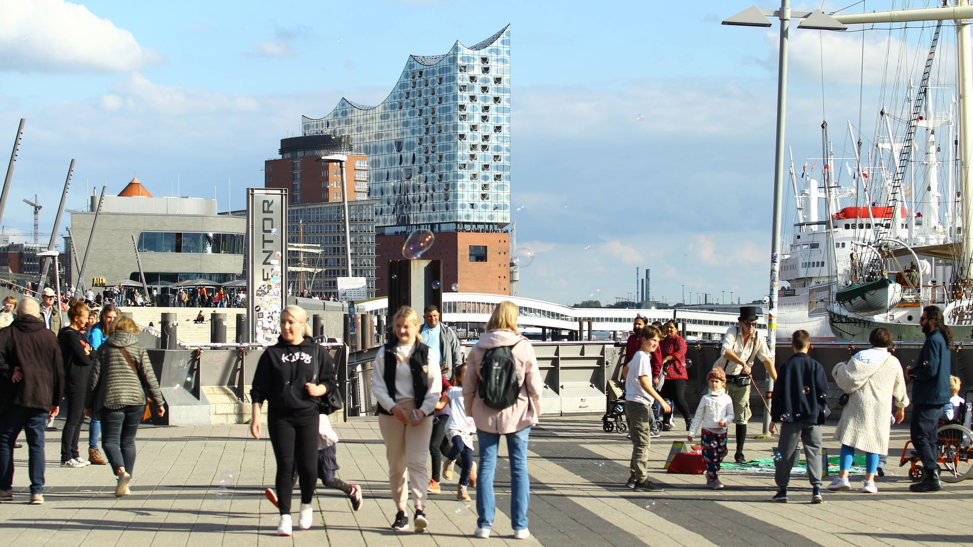 Passanten bei sommerlichen Temperaturen am Hamburger Hafen: In dieser Woche wird es wieder wärmer in der Hansestadt.