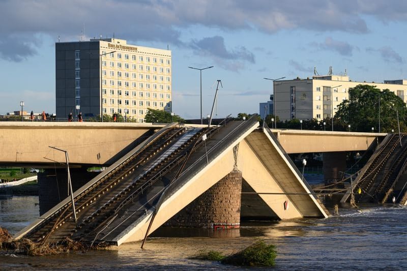 Die Arbeiten an der zum Teil eingestürzten Dresdner Carolabrücke gehen weiter (Archivbild).